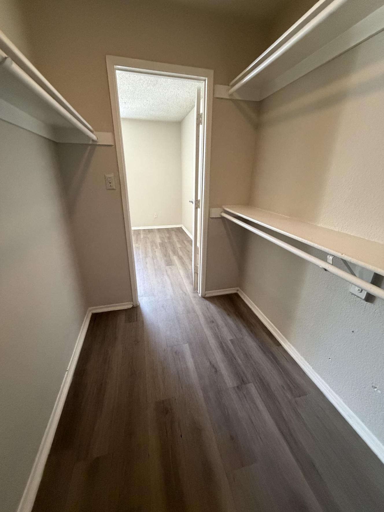 Clóset amplio con piso tipo madera