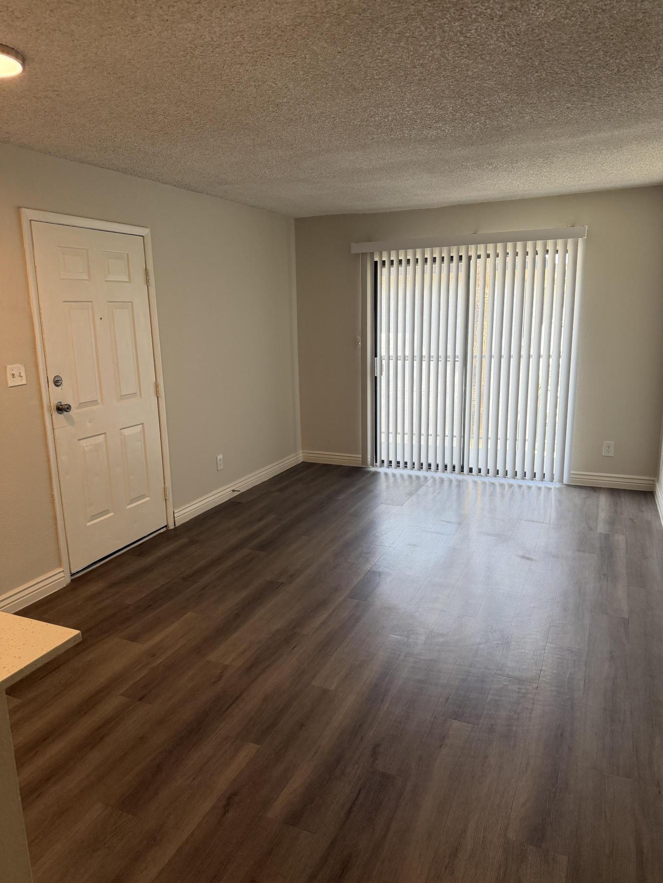 Sala con piso tipo madera en un apartamento de Providence at McDowell